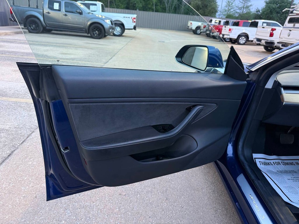 Tesla Model 3 Vehicle Full-screen Gallery Image 08