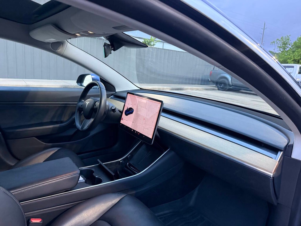 Tesla Model 3 Vehicle Full-screen Gallery Image 09
