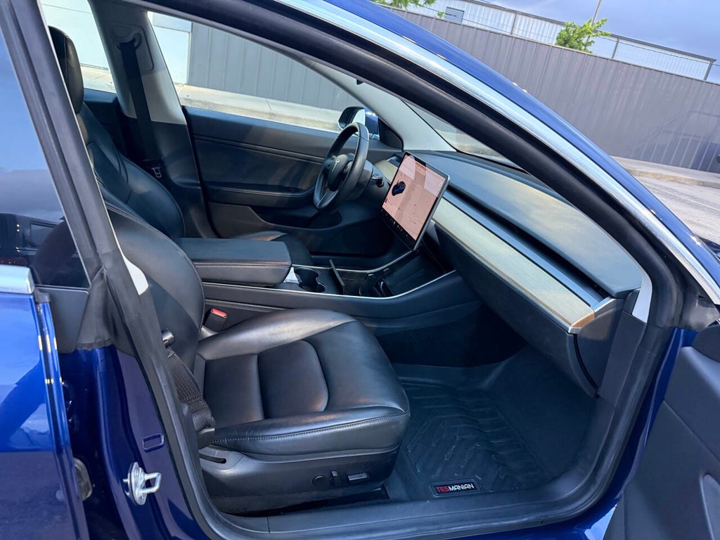 Tesla Model 3 Vehicle Full-screen Gallery Image 10