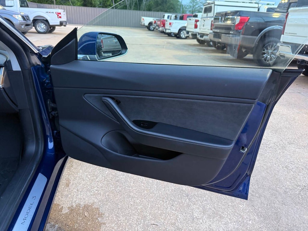 Tesla Model 3 Vehicle Full-screen Gallery Image 11