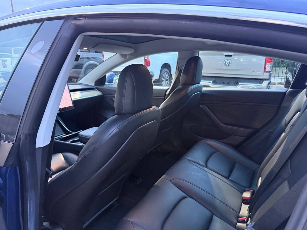 Tesla Model 3 Vehicle Full-screen Gallery Image 12