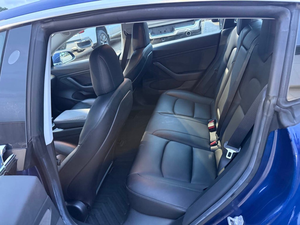 Tesla Model 3 Vehicle Full-screen Gallery Image 13