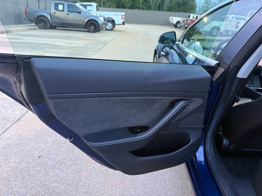 Tesla Model 3 Vehicle Full-screen Gallery Image 14