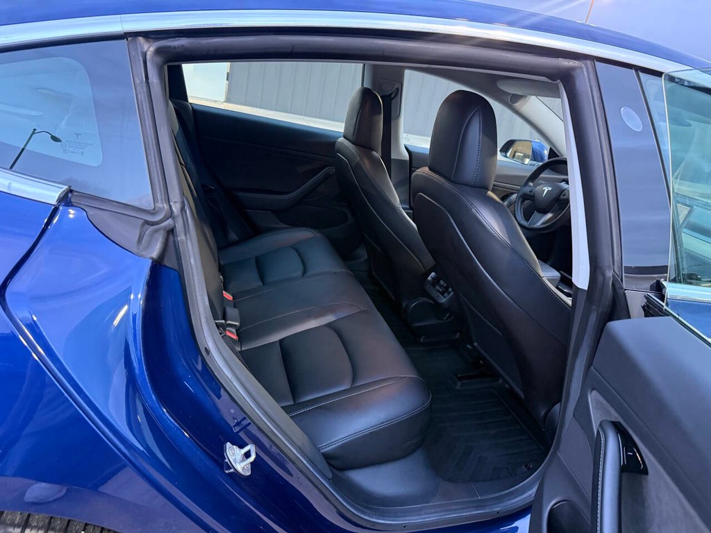 Tesla Model 3 Vehicle Full-screen Gallery Image 15