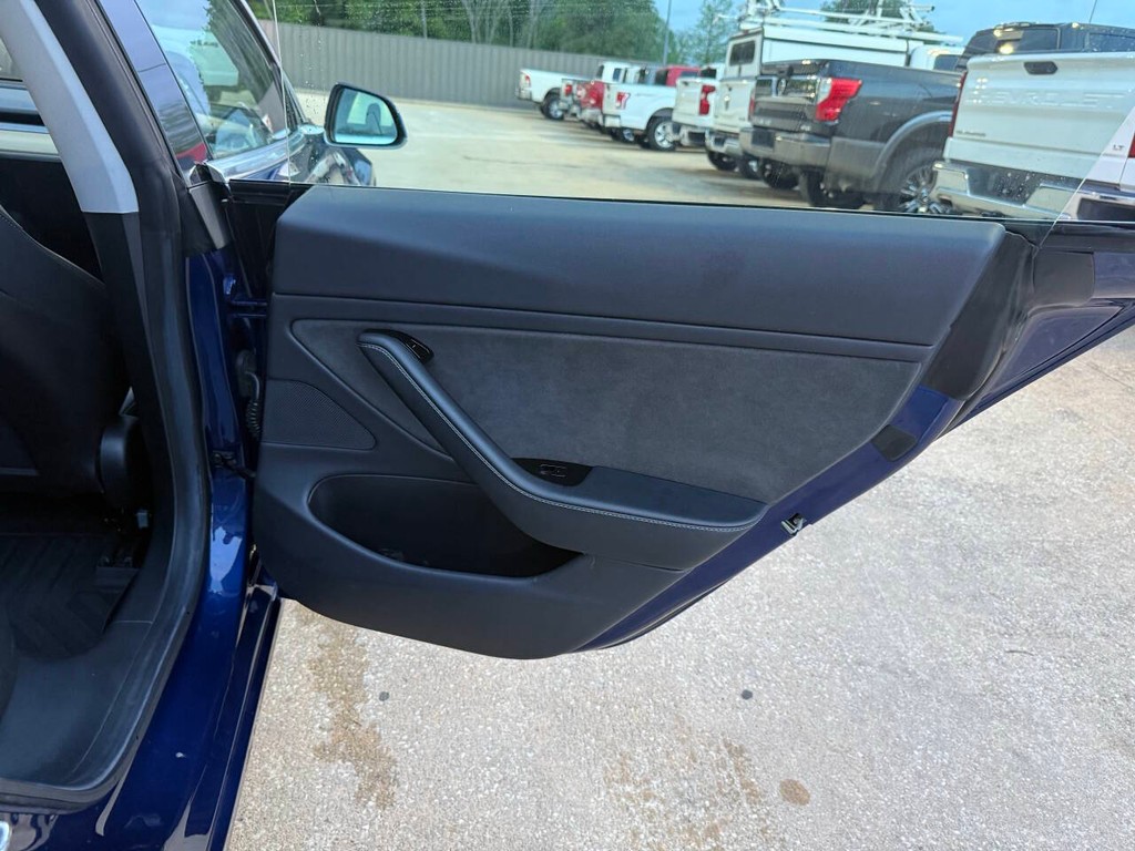 Tesla Model 3 Vehicle Full-screen Gallery Image 16