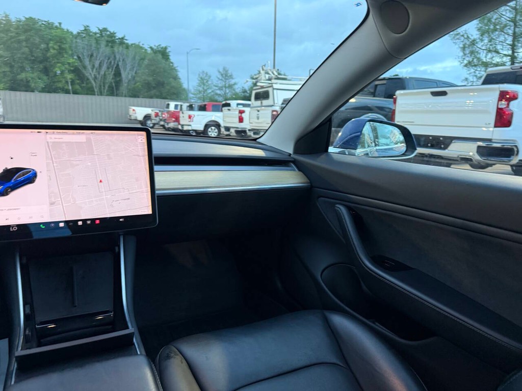 Tesla Model 3 Vehicle Full-screen Gallery Image 20