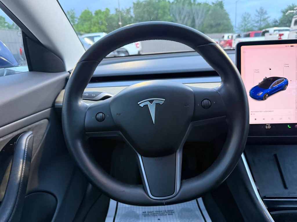 Tesla Model 3 Vehicle Full-screen Gallery Image 22