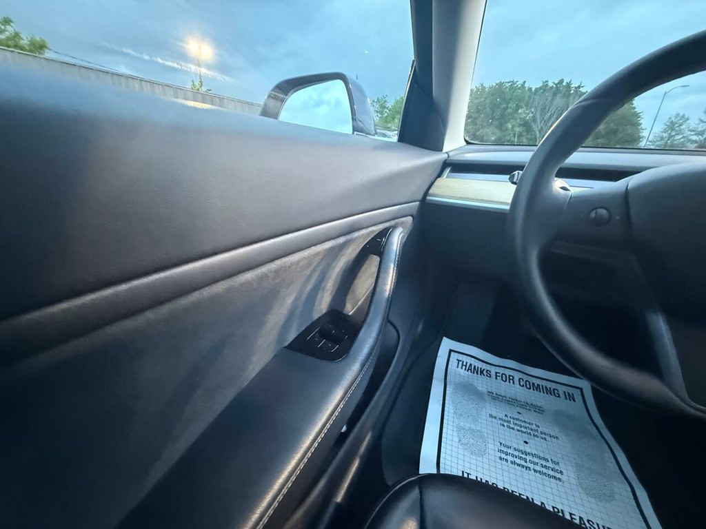 Tesla Model 3 Vehicle Full-screen Gallery Image 28