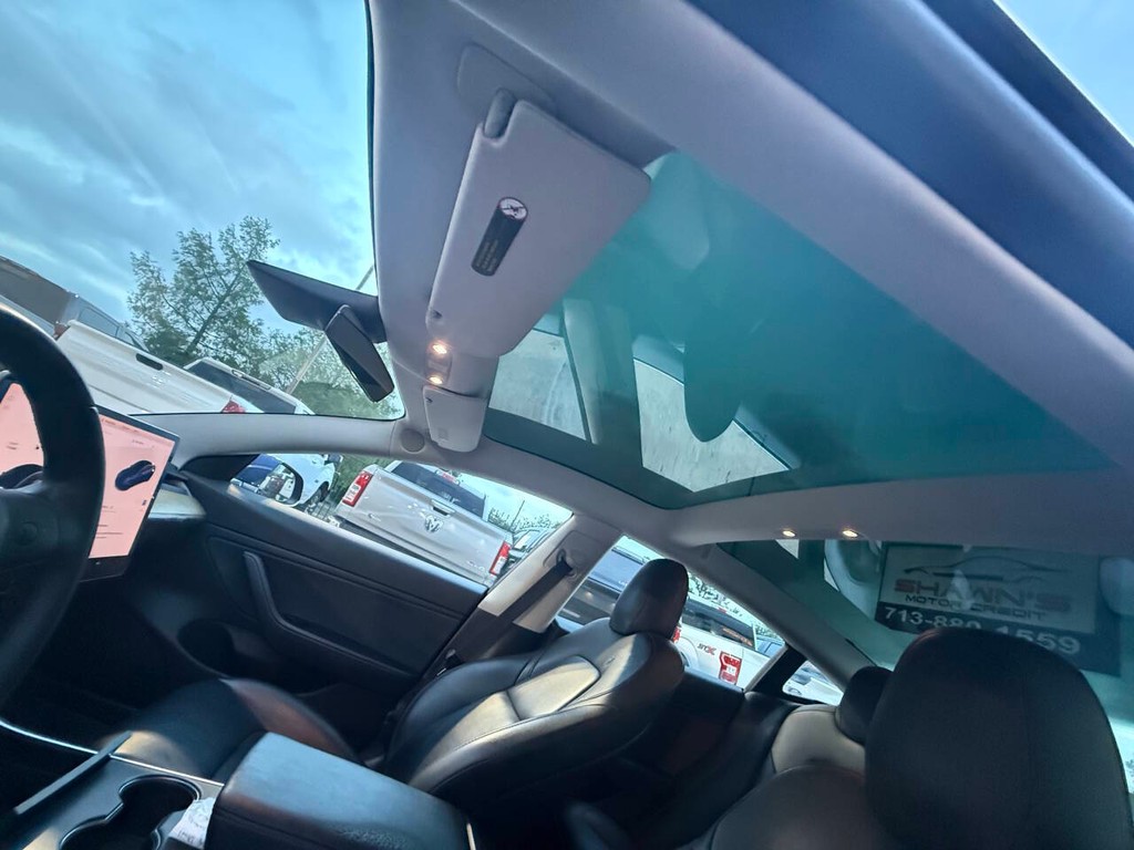 Tesla Model 3 Vehicle Full-screen Gallery Image 29