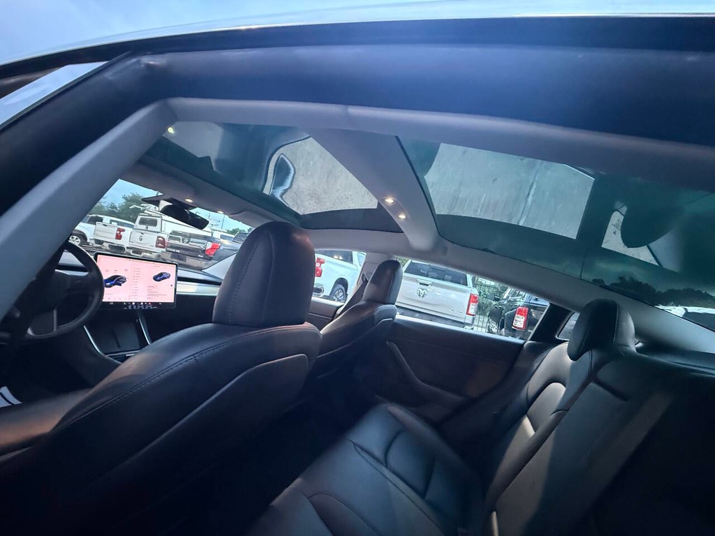 Tesla Model 3 Vehicle Full-screen Gallery Image 30