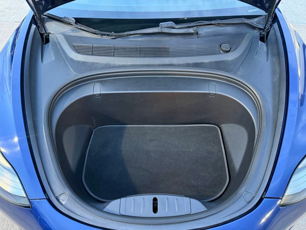 Tesla Model 3 Vehicle Full-screen Gallery Image 34