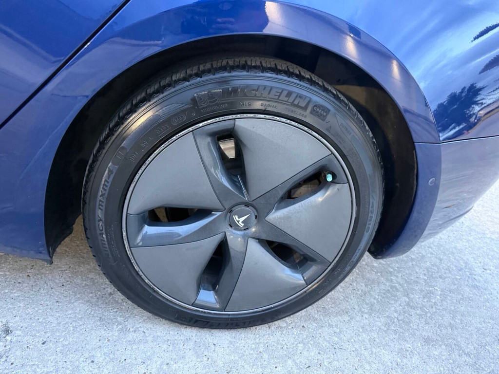 Tesla Model 3 Vehicle Full-screen Gallery Image 35