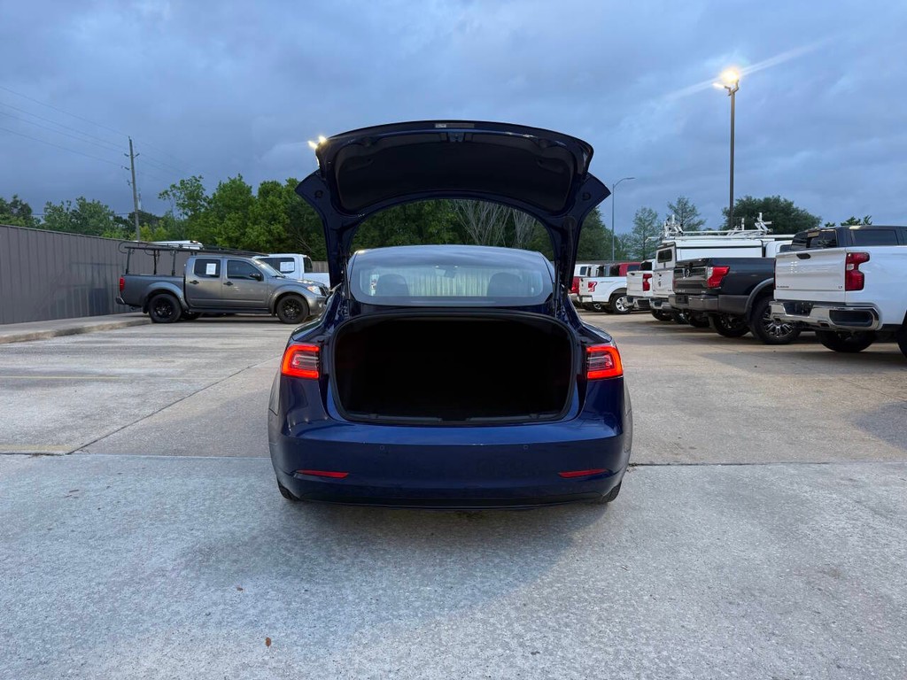 Tesla Model 3 Vehicle Full-screen Gallery Image 36