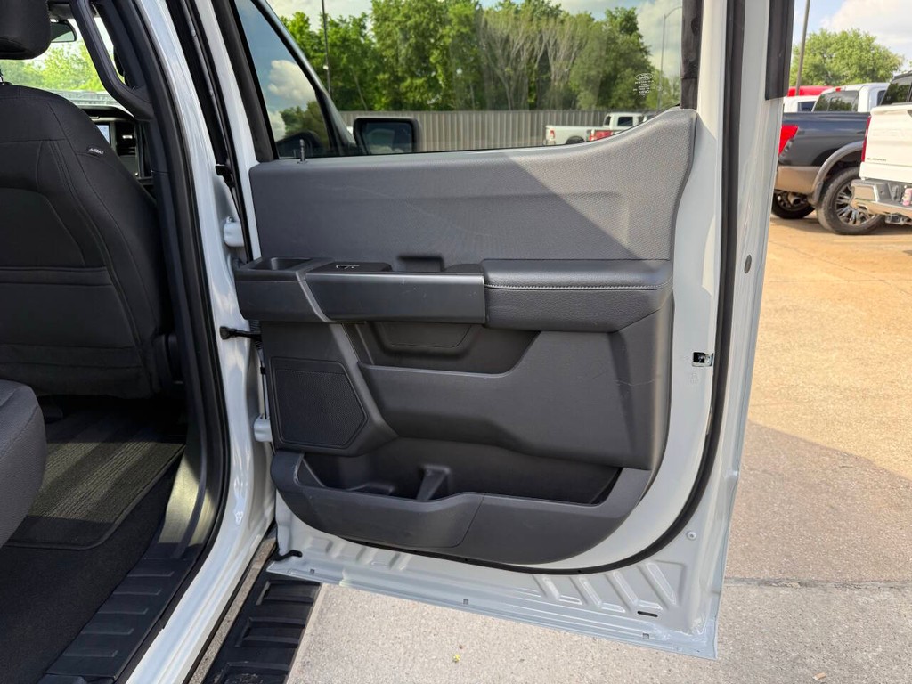 Ford F-150 Vehicle Full-screen Gallery Image 16