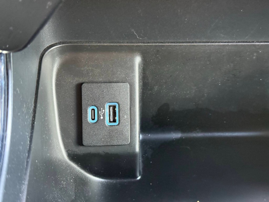 Ford F-150 Vehicle Full-screen Gallery Image 29