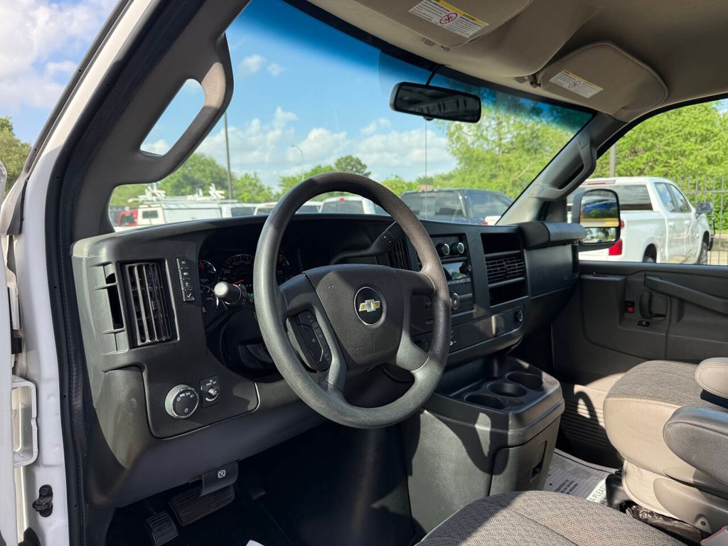 Chevrolet Express Vehicle Full-screen Gallery Image 06