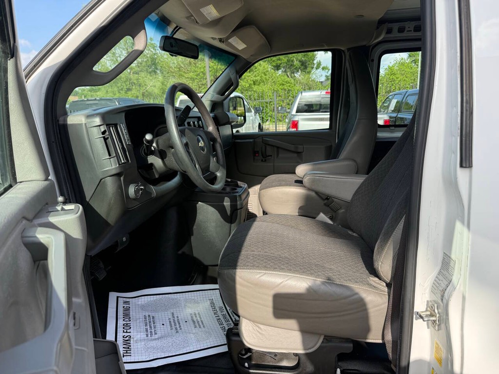 Chevrolet Express Vehicle Full-screen Gallery Image 07