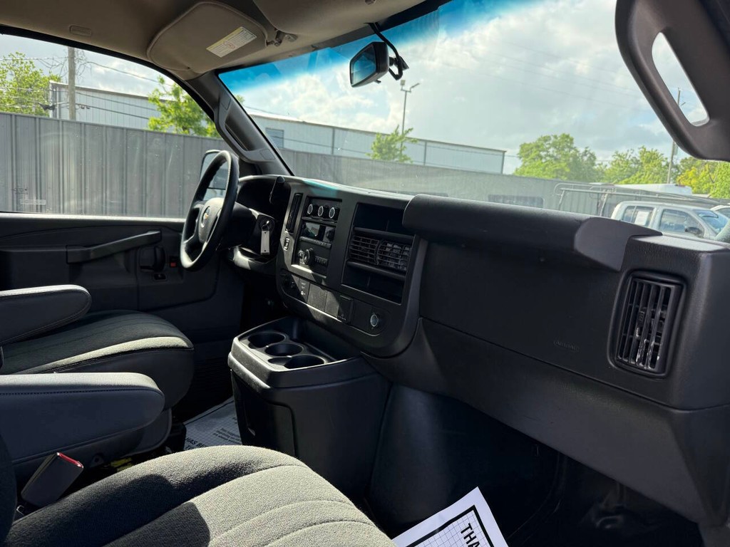 Chevrolet Express Vehicle Full-screen Gallery Image 09