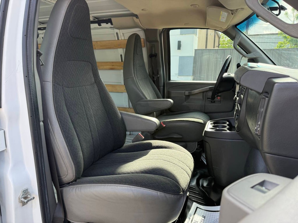Chevrolet Express Vehicle Full-screen Gallery Image 10