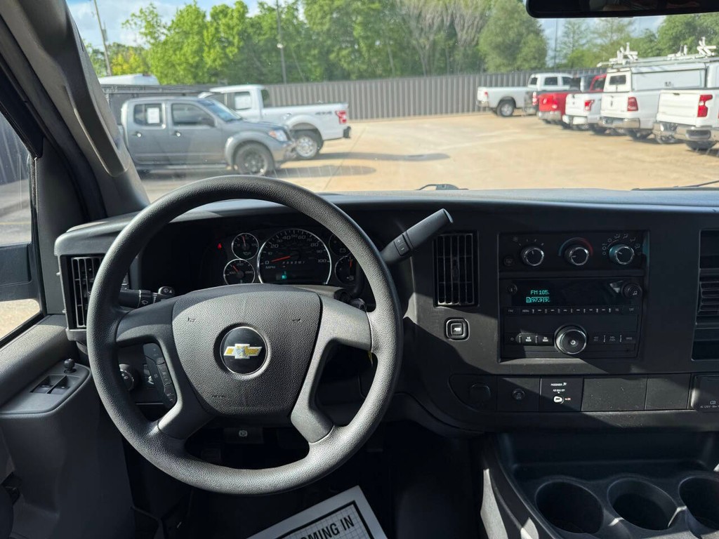 Chevrolet Express Vehicle Full-screen Gallery Image 14