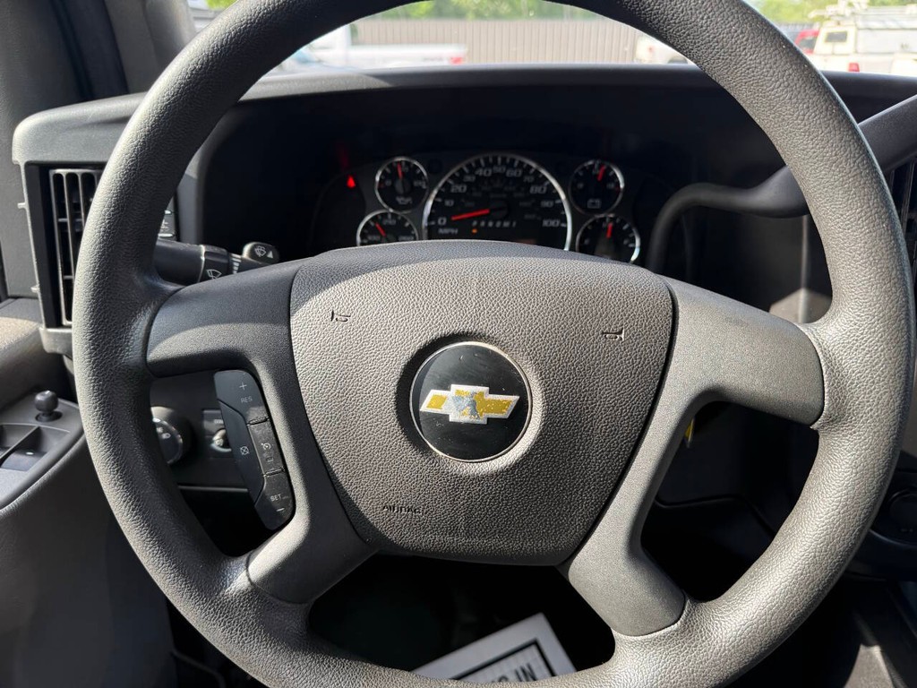 Chevrolet Express Vehicle Full-screen Gallery Image 16