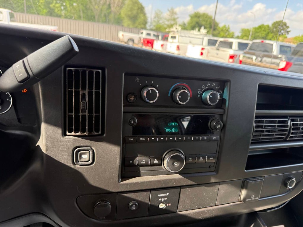 Chevrolet Express Vehicle Full-screen Gallery Image 17