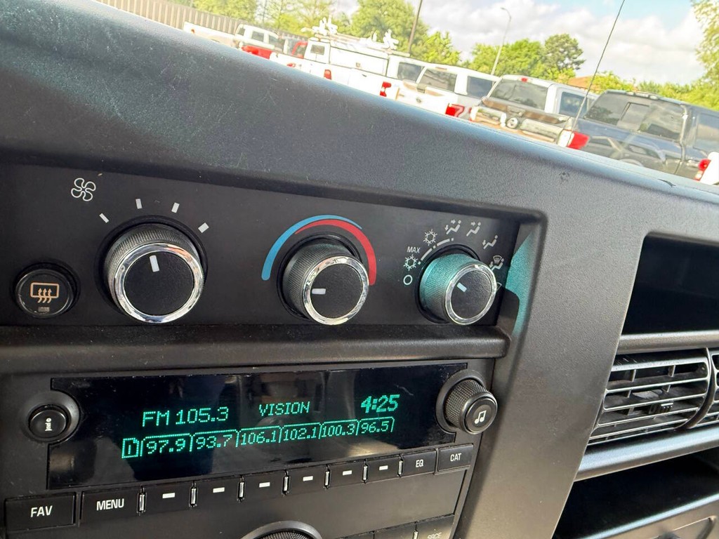 Chevrolet Express Vehicle Full-screen Gallery Image 18