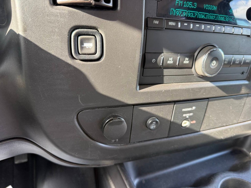 Chevrolet Express Vehicle Full-screen Gallery Image 21