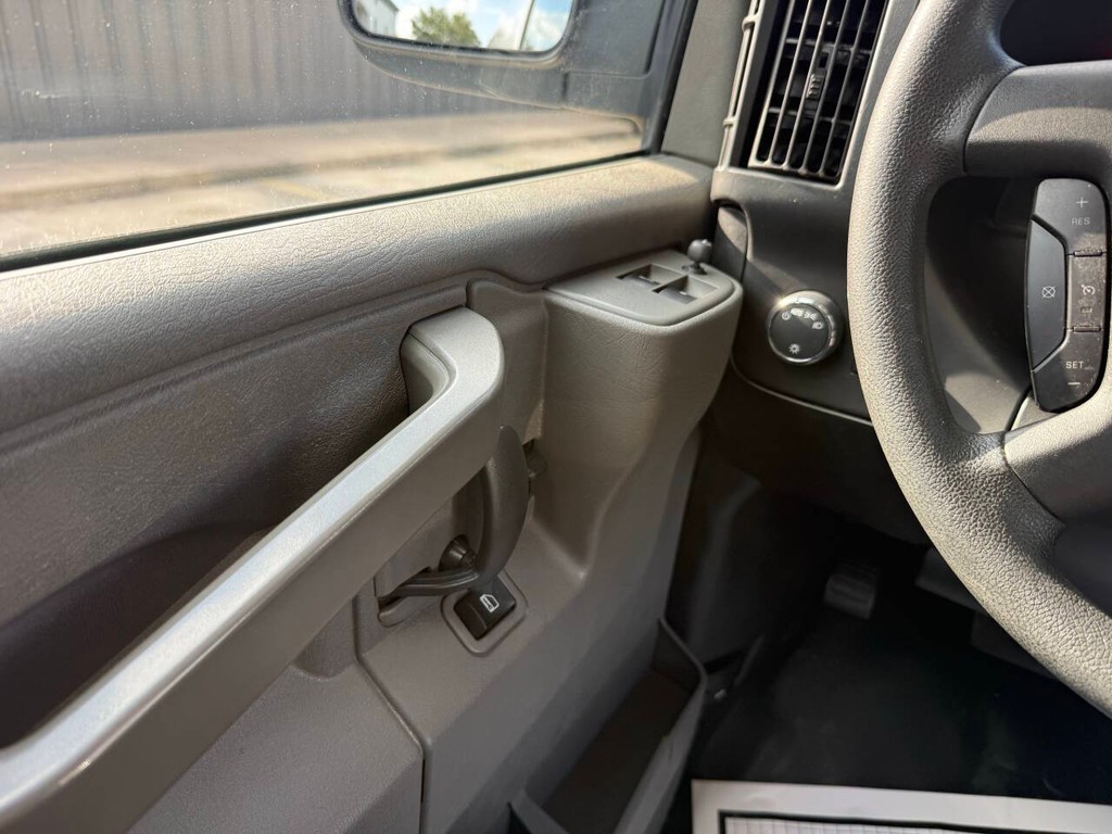 Chevrolet Express Vehicle Full-screen Gallery Image 23