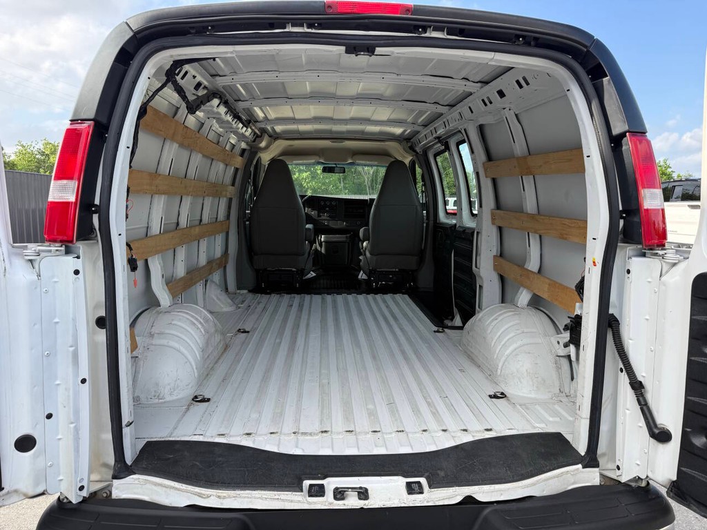 Chevrolet Express Vehicle Full-screen Gallery Image 29