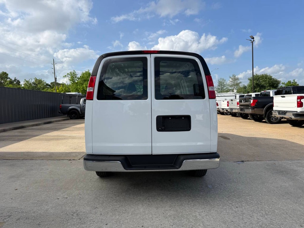 Chevrolet Express Vehicle Full-screen Gallery Image 30