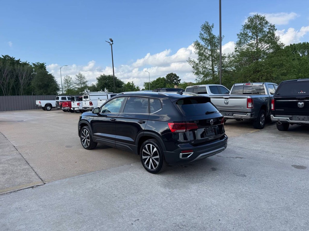 Volkswagen Taos Vehicle Full-screen Gallery Image 04