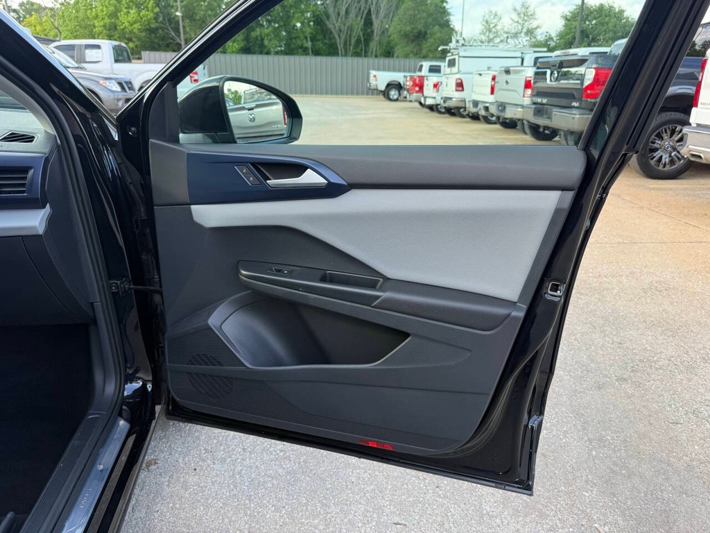 Volkswagen Taos Vehicle Full-screen Gallery Image 11