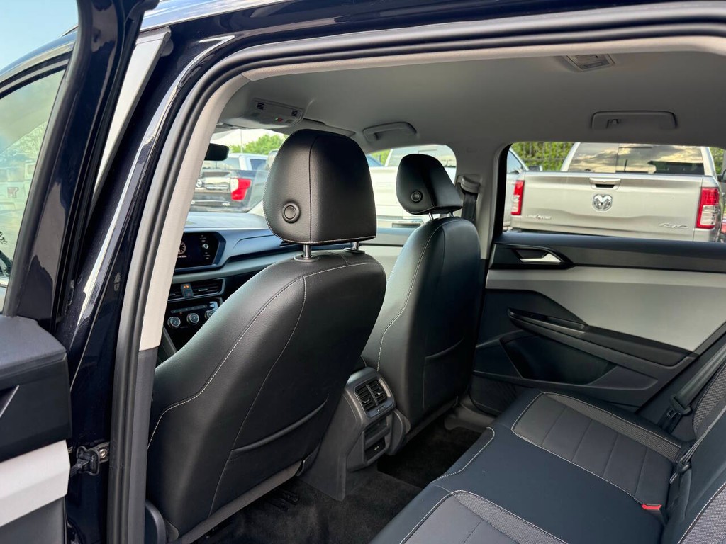 Volkswagen Taos Vehicle Full-screen Gallery Image 12