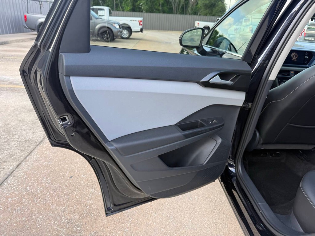 Volkswagen Taos Vehicle Full-screen Gallery Image 14