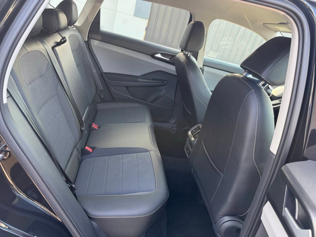 Volkswagen Taos Vehicle Full-screen Gallery Image 15