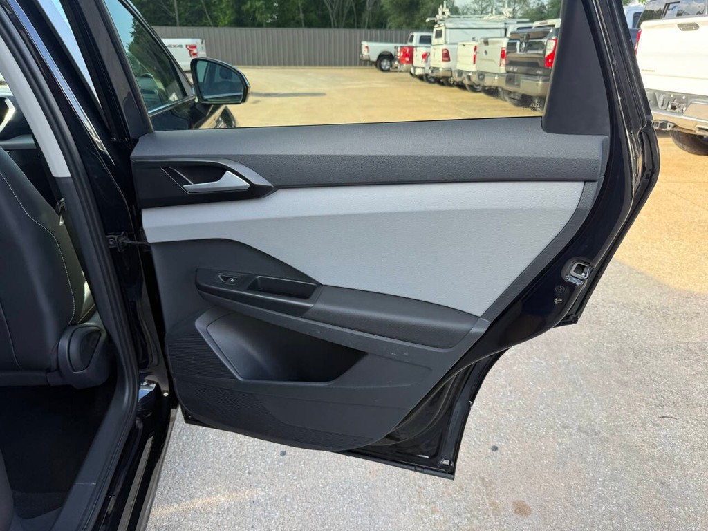 Volkswagen Taos Vehicle Full-screen Gallery Image 16