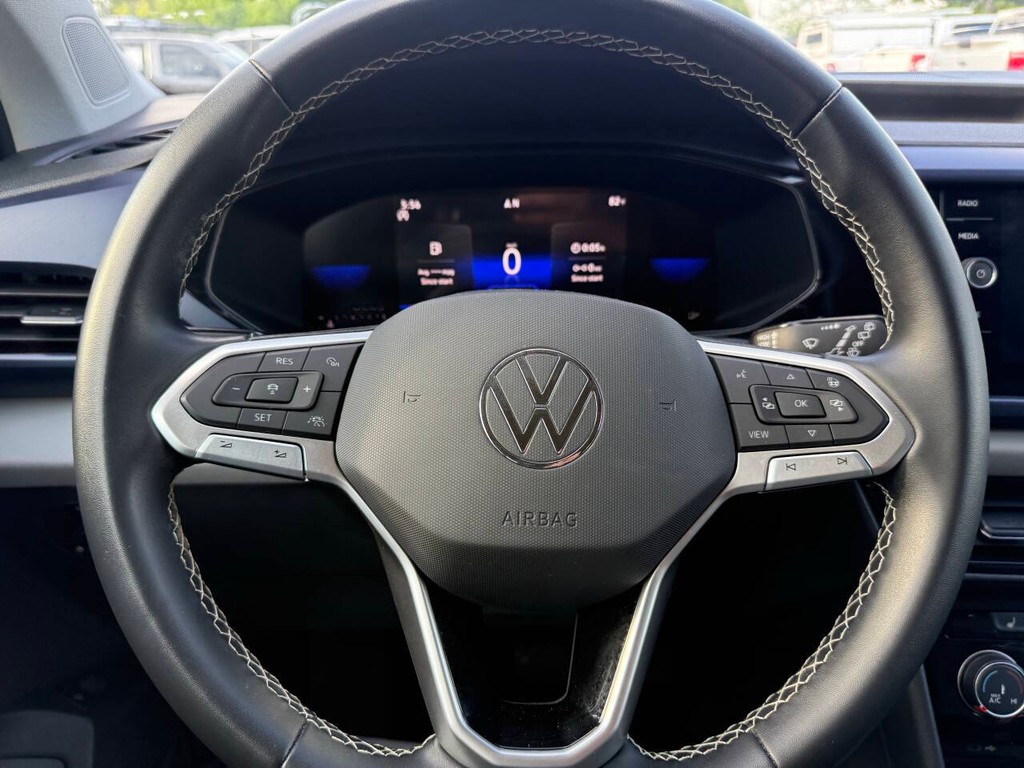 Volkswagen Taos Vehicle Full-screen Gallery Image 23