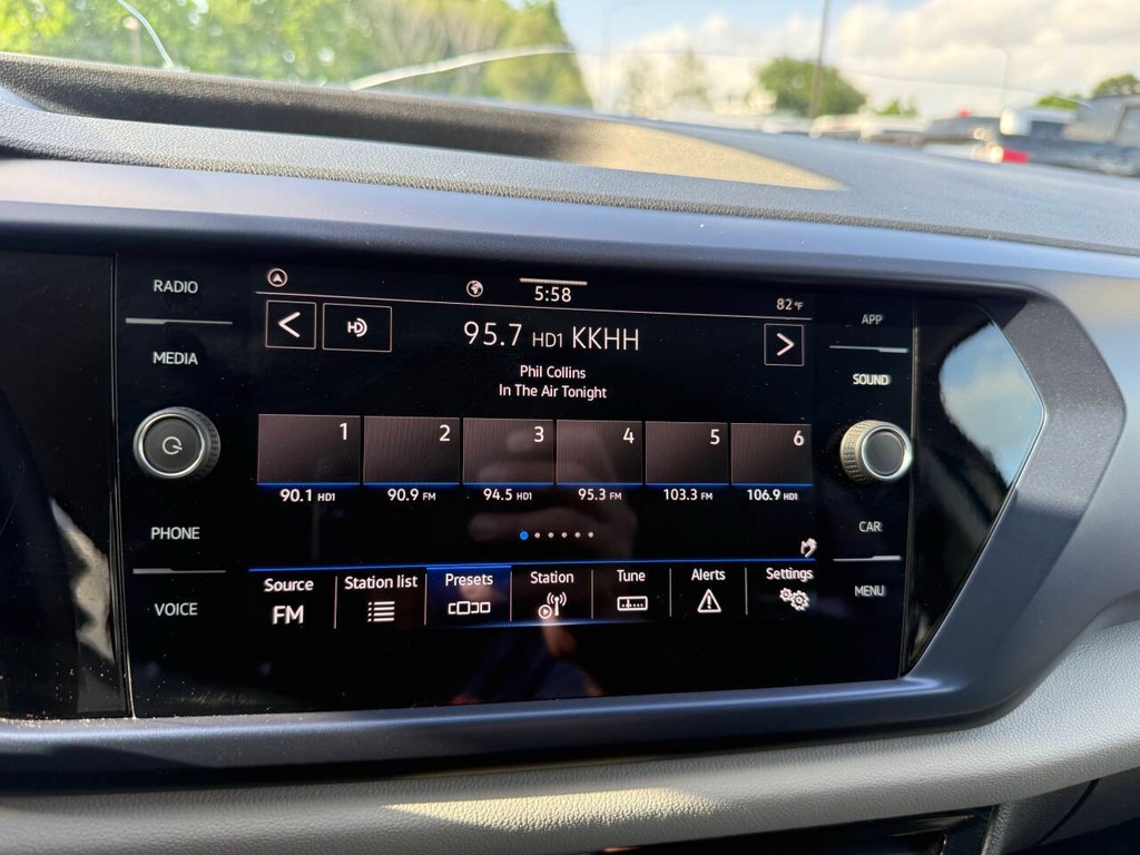 Volkswagen Taos Vehicle Full-screen Gallery Image 27