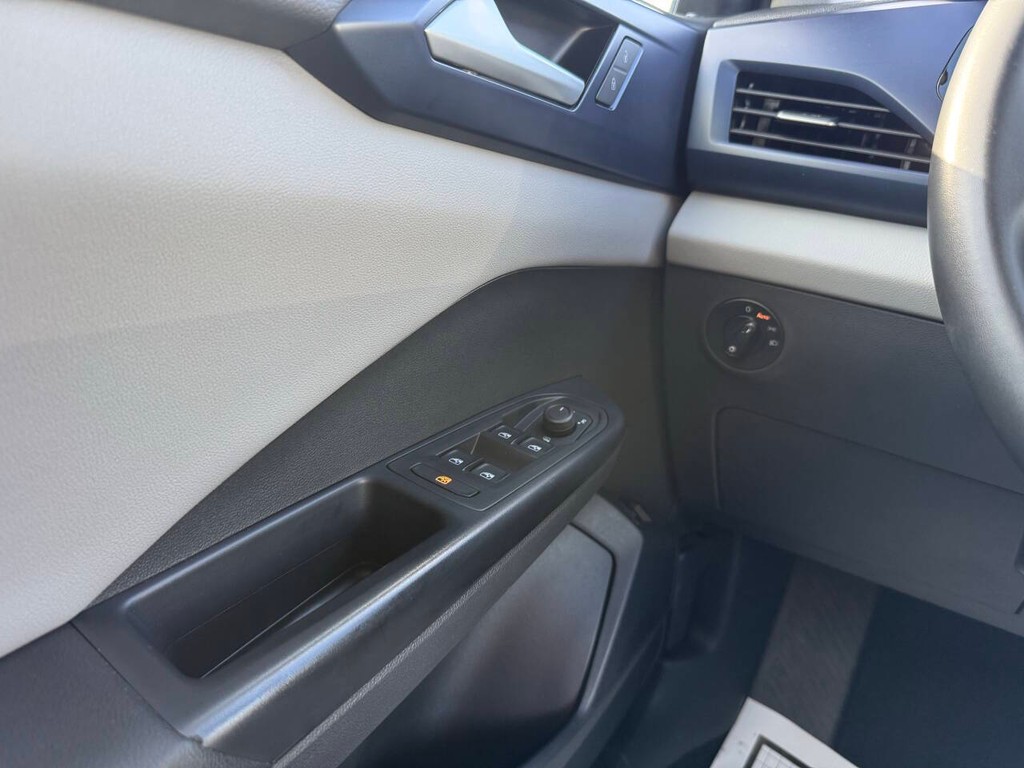 Volkswagen Taos Vehicle Full-screen Gallery Image 30