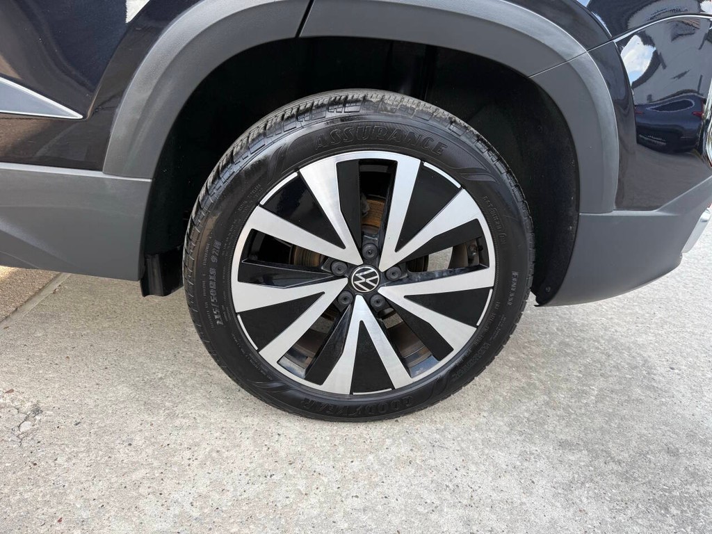 Volkswagen Taos Vehicle Full-screen Gallery Image 36