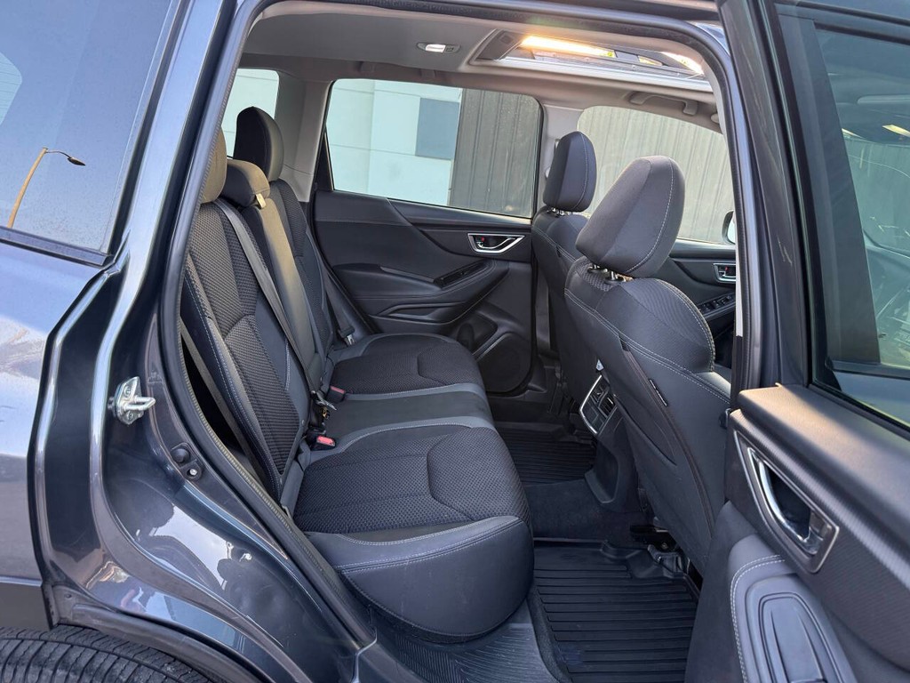 Subaru Forester Vehicle Full-screen Gallery Image 15