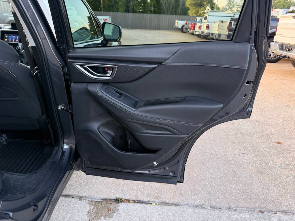 Subaru Forester Vehicle Full-screen Gallery Image 16