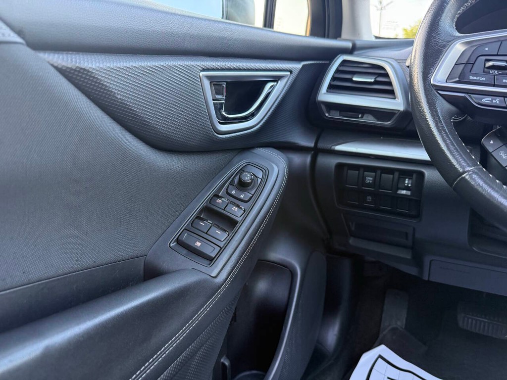 Subaru Forester Vehicle Full-screen Gallery Image 32