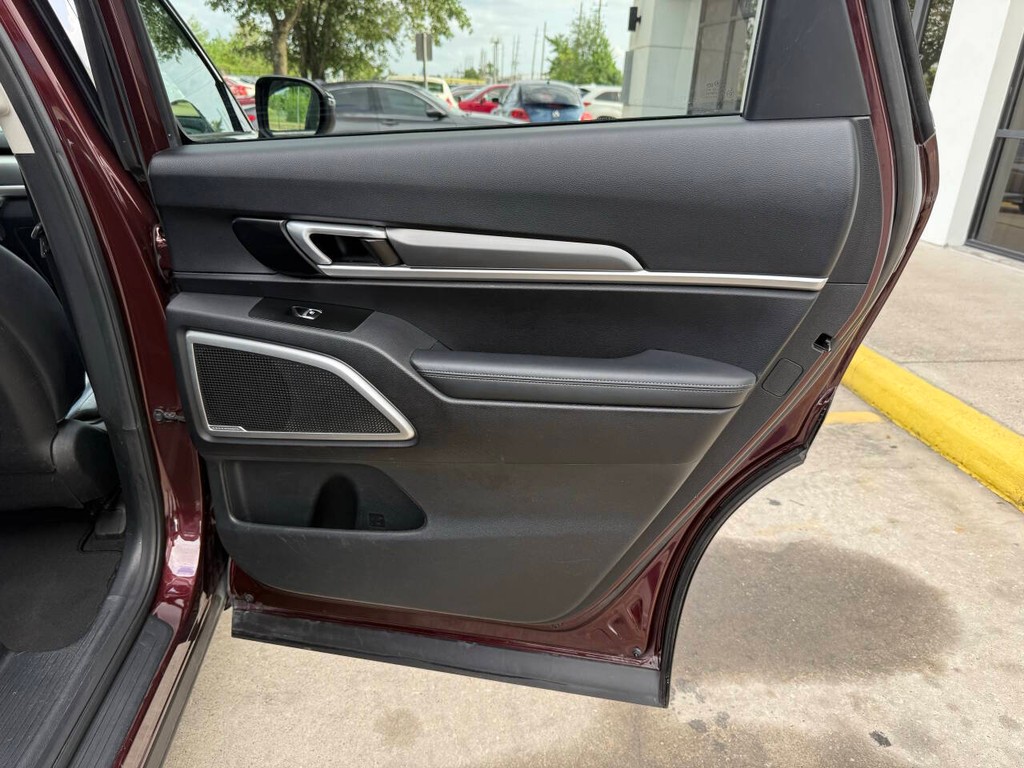 Kia Telluride Vehicle Full-screen Gallery Image 18