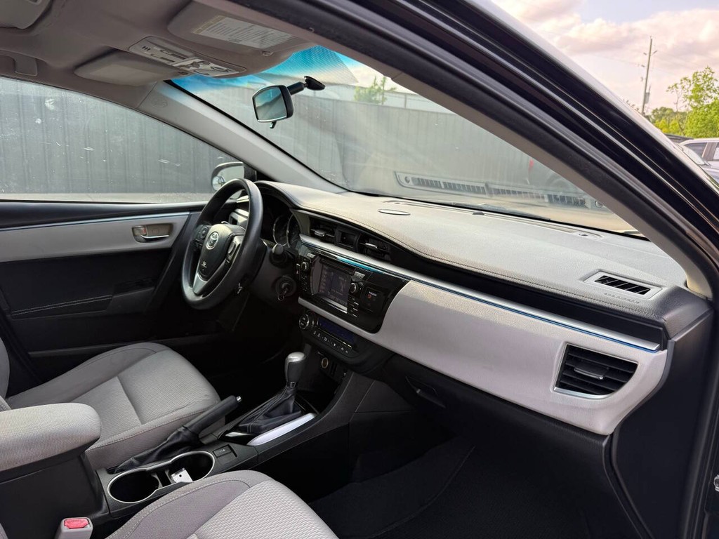 Toyota Corolla Vehicle Full-screen Gallery Image 09