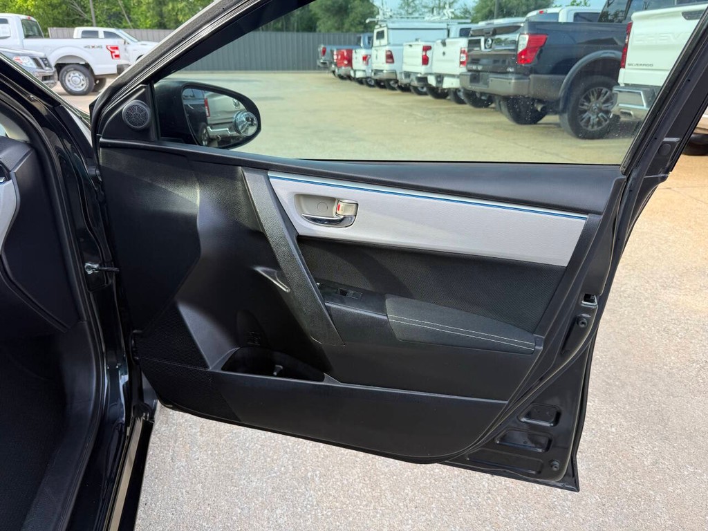 Toyota Corolla Vehicle Full-screen Gallery Image 11