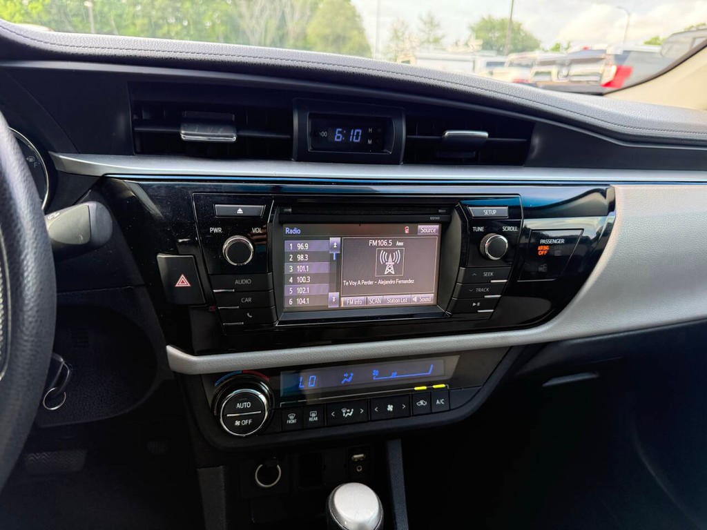 Toyota Corolla Vehicle Full-screen Gallery Image 24