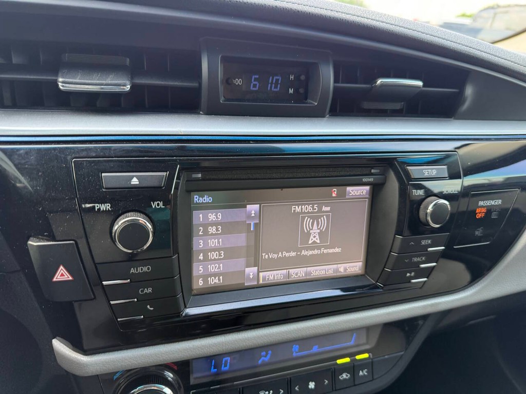 Toyota Corolla Vehicle Full-screen Gallery Image 27