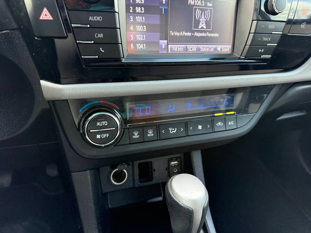 Toyota Corolla Vehicle Full-screen Gallery Image 28